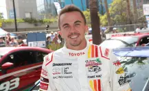 Frankie Muniz  ¡De la actuación a la Serie Nascar!