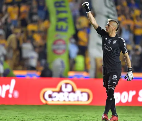 Nahuel Guzmán es uno de los tres jugadores de Tigres que corre el riesgo de ser suspendido si recibe una tarjeta amarilla ante América. Nahuel Guzmán es uno de los tres jugadores de Tigres que corre el riesgo de ser suspendido si recibe una tarjeta amarilla ante América.