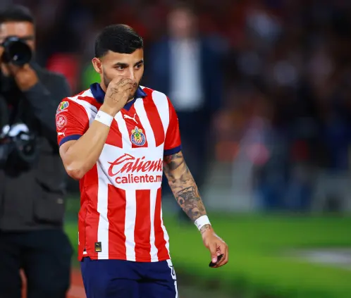 Alexis Vega falló un penal en su reaparición con Chivas