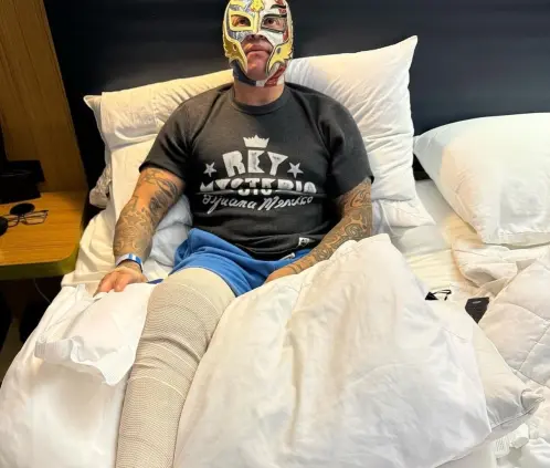 Rey Mysterio se tuvo que someter a una operación en la rodilla tras luchar por tres meses lesionado. Rey Mysterio se tuvo que someter a una operación en la rodilla tras luchar por tres meses lesionado.