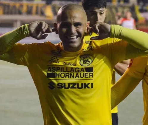 Humberto Suazo aseguró jugar hasta los 43 años al renovar con San Luis de Quillota. Humberto Suazo aseguró jugar hasta los 43 años al renovar con San Luis de Quillota.