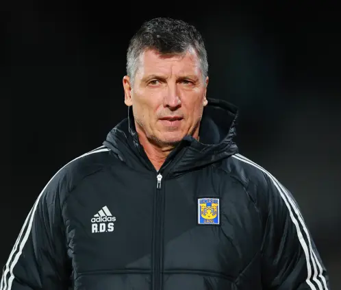 Robert Dante Siboldi llegó a 20 triunfos en 39 partidos con Tigres, siendo el 10° entrenador con más victorias al frente de los felinos. Robert Dante Siboldi llegó a 20 triunfos en 39 partidos con Tigres, siendo el 10° entrenador con más victorias al frente de los felinos.
