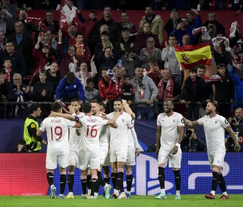 Los fans del Sevilla corren el riesgo de ser detenidos en la ciudad francesa de Lens en la última jornada de la Champions League tras un decreto de las autoridades locales que prohíbe su presencia. Los fans del Sevilla corren el riesgo de ser detenidos en la ciudad francesa de Lens en la última jornada de la Champions League tras un decreto de las autoridades locales que prohíbe su presencia.
