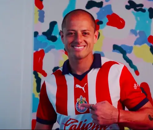 Javier Hernández ya posó de nueva cuenta con la camiseta de Chivas. FOTO: Tomada de video (Chivas TV) Javier Hernández ya posó de nueva cuenta con la camiseta de Chivas. FOTO: Tomada de video (Chivas TV)