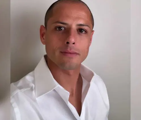 Chicharito llegó muy elegante al Akron para su presentación. FOTO: @ch14_ Chicharito llegó muy elegante al Akron para su presentación. FOTO: @ch14_