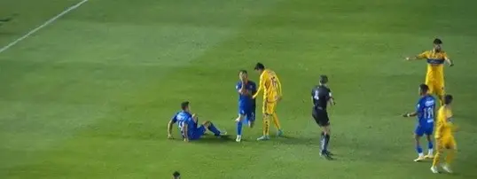 Una clavado de Charly Rodríguez provocó la expulsión de Eduardo Tercero y el comienzo de la bronca entre Cruz Azul y Tigres. Una clavado de Charly Rodríguez provocó la expulsión de Eduardo Tercero y el comienzo de la bronca entre Cruz Azul y Tigres.