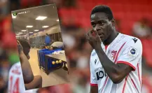 Mario Balotelli hace estallar zapato de compañero con un petardo y lo presume