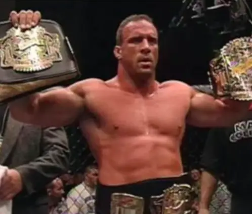 Mark Coleman, leyenda de la UFC, lucha por su vida tras rescatar a sus padres de un incendio en Ohio. FOTO: Tomada de video Mark Coleman, leyenda de la UFC, lucha por su vida tras rescatar a sus padres de un incendio en Ohio. FOTO: Tomada de video