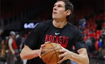 Jugador de Rockets falla tiro libre para que afición reciba sandwich gratis
