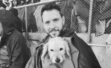 Periodista mexicano rescata a perro en medio del partido Pumas vs Tigres