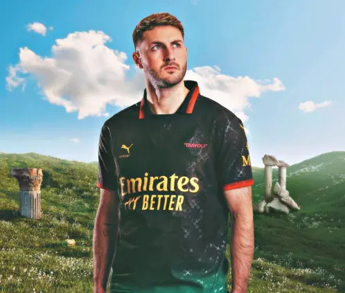 Santiago Giménez fue el encargado de modelar la nueva camiseta del Milan. Santiago Giménez fue el encargado de modelar la nueva camiseta del Milan.