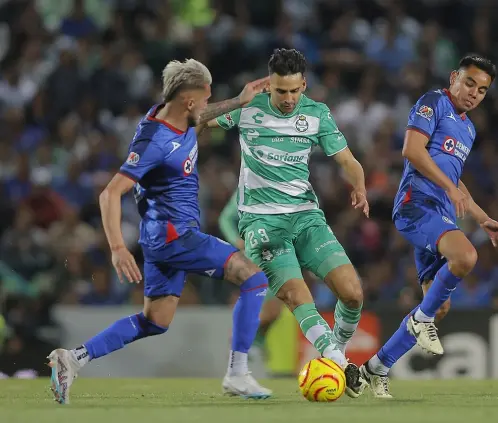 Liga MX: Santos vs Cruz Azul: ¿Qué día y donde ver el partido de la jornada 9 del Clausura 2025? (Photo by Manuel Guadarrama/Getty Images)