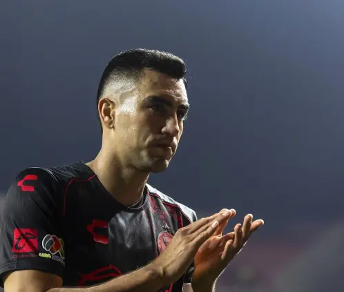 Osorio sorprende y deja ir a su capitán de los Xolos, Christian Rivera   (Photo by Francisco Vega/Getty Images)