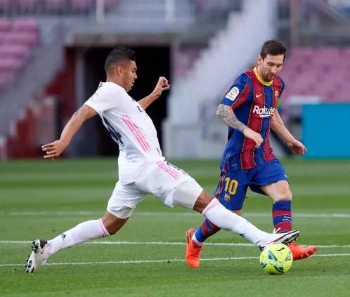 Casemiro lo acepta, era imposible ganarle a Messi en el 1 vs 1 (Photo by Alex Caparros/Getty Images)