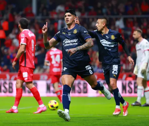 Tres árbitros fueron congelados tras las fallas en el Toluca vs Chivas. Getty Images