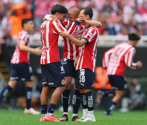 ¡Nuevo héroe en Chivas! Hugo Camberos tiene apodo inspirado en Dragon Ball   (Photo by Simon Barber/Getty Images)