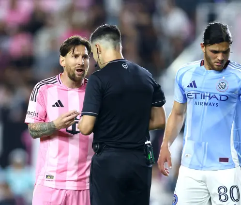 ¡Messi explota contra el árbitro! Sos un cag...  (Photo by Megan Briggs/Getty Images)