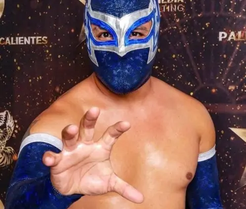 El luchador mexicano Misterius corre el riesgo de quedar paralítico tras su accidente en la gira del adiós del Hijo del Santo. @harumyherrera