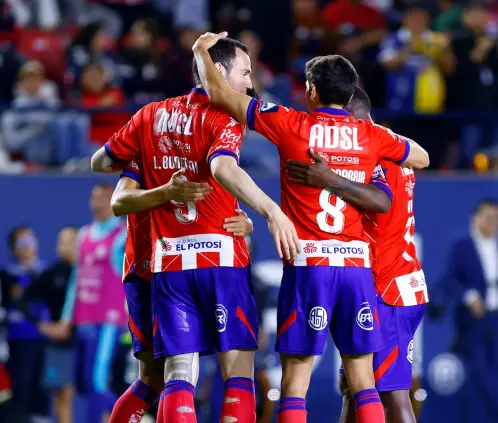 ¡Chivas decepciona! Atlético de San Luis le da un baile y sale del sótano  (Photo by Leopoldo Smith/Getty Images)