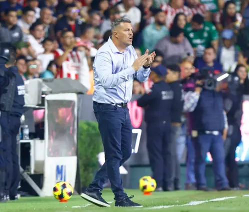 Óscar García Junyent entrenador de Chivas fue hospitalizado (Photo by Leopoldo Smith/Getty Images)