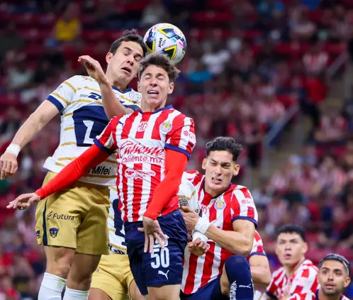 El Pumas vs Chivas provocó una serie de cambios de horarios en la fecha 10 del Clausura 2025, incluso le dio un partido más a TV Azteca. Getty Images