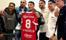 ¡Lo hacen Diablo! El Malilla se vistió de Toluca por jugadores rojos que asistieron a su concierto