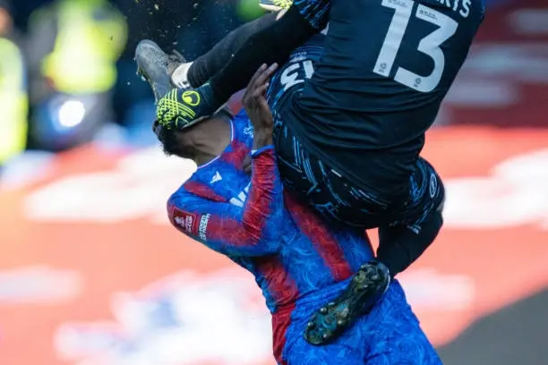 Jean-Philippe Mateta sufrió una terrible patada en la cabeza durante el juego entre Crystal Palace y Millwall por la FA Cup. @Mercado_Ingles