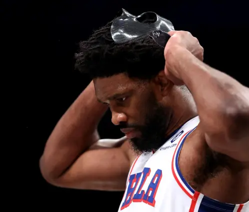 La lesión de Embiid no cedió y la temporada pata el jugador llegó a su final. (Getty Images)