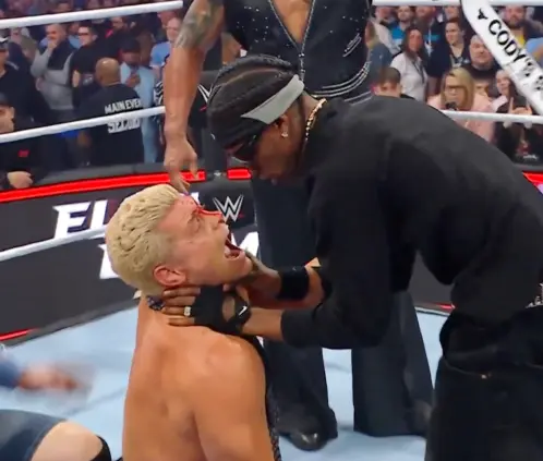 El rapero Travis Scott fue captado golpeando de manera real a Cody Rhodes en Elimination Chamber. @WWE