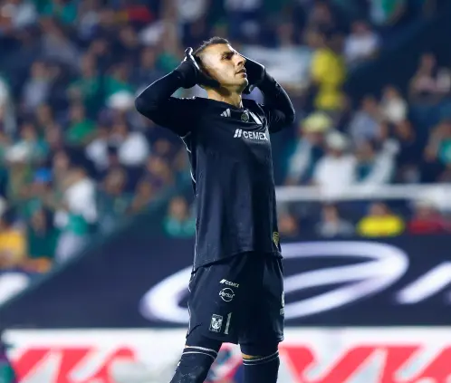 Nahuel Guzmán asegura que su expulsión fue injusta, al buscar darle sus guantes a unos niños no por insultar a la afición del Necaxa. Getty Images