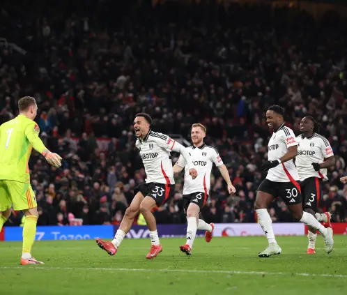 El portero Bernd Leno fue la figura en el triunfo del Fulham, al atajar los últimos dos penales del Manchester United. Getty Images