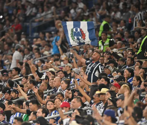 Los fanáticos de Rayados terminaron peleando entre ellos en el BBVA pese al triunfo sobre Santos. Getty Images