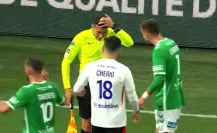 Arbitro es agredido en el Saint-Étienne vs Lyon de la Ligue 1 de Francia