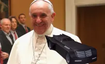 Según una conductora de TV, antes de morir el Papa Francisco viajó ¡en el Batimóvil!