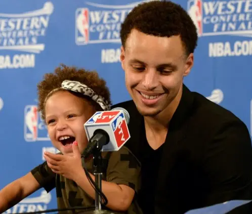 Riley Curry saltó a la fama en 2015 al atender ruedas de prensa junto a su padre Stephen. @FOXSports Riley Curry saltó a la fama en 2015 al atender ruedas de prensa junto a su padre Stephen. @FOXSports