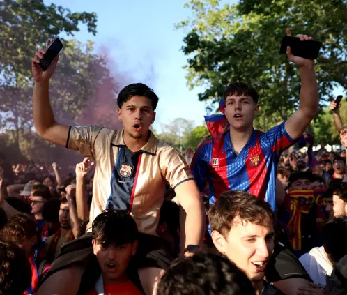 ¡No los quieren! Inter de Milán es recibido con objetos lanzados por afición del Barcelona (Photo by Carl Recine/Getty Images) ¡No los quieren! Inter de Milán es recibido con objetos lanzados por afición del Barcelona (Photo by Carl Recine/Getty Images)