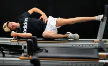 Pilates con pesas: el ejercicio que debes empezar en mayo para llegar al verano con el abdomen marcado