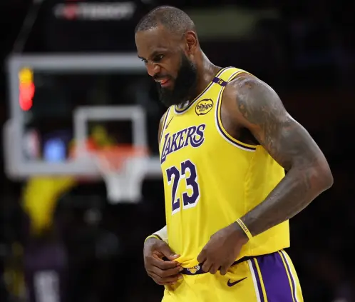 ¿El fin de una era? LeBron James lanza críptico mensaje tras eliminación de Lakers y deja abierta la puerta al retiro (Photo by Sean M. Haffey/Getty Images) ¿El fin de una era? LeBron James lanza críptico mensaje tras eliminación de Lakers y deja abierta la puerta al retiro (Photo by Sean M. Haffey/Getty Images)