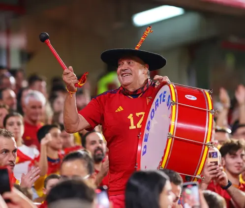 ¡Adiós a una leyenda de la afición! Fallece Manolo el del Bombo, el corazón ruidoso de la Selección Española (Photo by Fran Santiago/Getty Images) ¡Adiós a una leyenda de la afición! Fallece Manolo el del Bombo, el corazón ruidoso de la Selección Española (Photo by Fran Santiago/Getty Images)