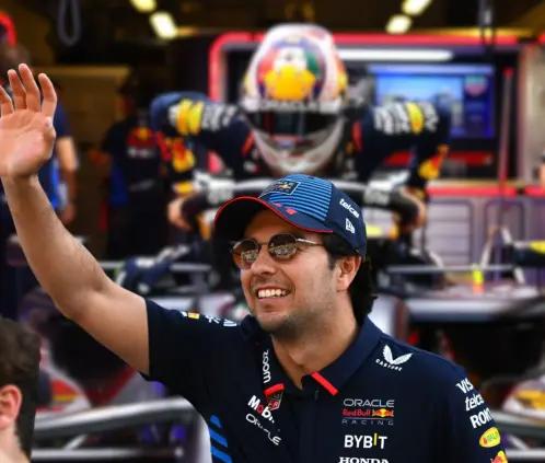 Fans piden a Cadillac firmar a Checo Pérez en su presentación en F1 Fans piden a Cadillac firmar a Checo Pérez en su presentación en F1