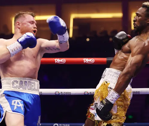 El Canelo Álvarez y William Scull protagonizaron la segunda pelea de campeonato con menos golpes en los últimos 40 años. Getty Images El Canelo Álvarez y William Scull protagonizaron la segunda pelea de campeonato con menos golpes en los últimos 40 años. Getty Images