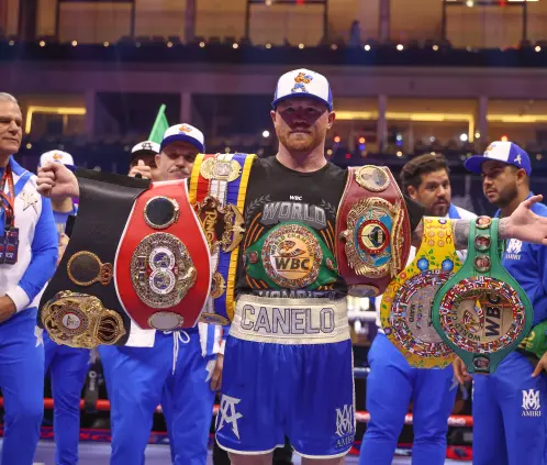 El Canelo Álvarez recibió el cinturón dorado de The Ring al ser el mejor en la categoría de los supermedianos. Getty Images El Canelo Álvarez recibió el cinturón dorado de The Ring al ser el mejor en la categoría de los supermedianos. Getty Images