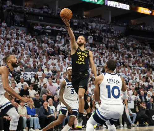 Curry jugó 13 minutos y anotó 13 puntos antes de salir por lesión (Getty Images) Curry jugó 13 minutos y anotó 13 puntos antes de salir por lesión (Getty Images)