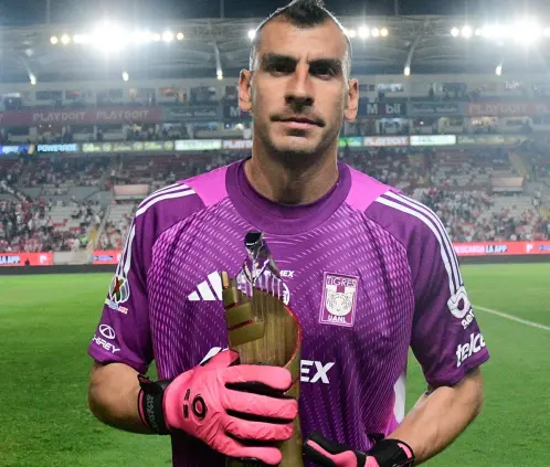 Nahuel Guzmán atajó ante Necaxa usando uno de los nuevos uniformes de Tigres, el cual aún no ha salido a la venta. @LigaBBVAMX Nahuel Guzmán atajó ante Necaxa usando uno de los nuevos uniformes de Tigres, el cual aún no ha salido a la venta. @LigaBBVAMX