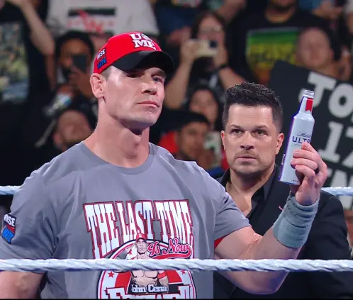Un fanático trató de golpear a John Cena con una botella de cerveza en pleno SmackDown. @WWE Un fanático trató de golpear a John Cena con una botella de cerveza en pleno SmackDown. @WWE