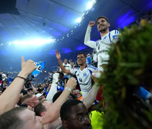¡Su afición invadió la cancha! El Hamburgo vuelve a la Bundesliga siete años después (Photo by Alex Bierens de Haan/Getty Images) ¡Su afición invadió la cancha! El Hamburgo vuelve a la Bundesliga siete años después (Photo by Alex Bierens de Haan/Getty Images)