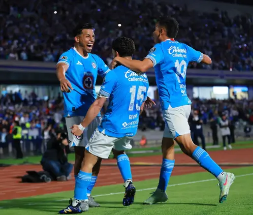 Cruz Azul avanza a semifinales tras derrotar sin problemas a León (Photo by Manuel Velasquez/Getty Images) Cruz Azul avanza a semifinales tras derrotar sin problemas a León (Photo by Manuel Velasquez/Getty Images)