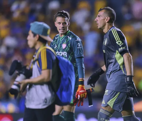 Ezequiel Unsain de Necaxa agredió físicamente a un camarógrafo de TV Azteca después de quedar eliminado del Clausura 2025. Getty Images Ezequiel Unsain de Necaxa agredió físicamente a un camarógrafo de TV Azteca después de quedar eliminado del Clausura 2025. Getty Images