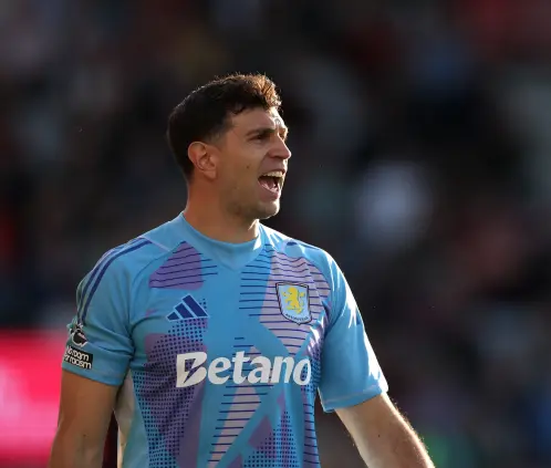 Los Rayados serían uno de los clubes interesados en firmar al Dibu Martínez, que saldrá del Aston Villa este verano. Getty Images Los Rayados serían uno de los clubes interesados en firmar al Dibu Martínez, que saldrá del Aston Villa este verano. Getty Images