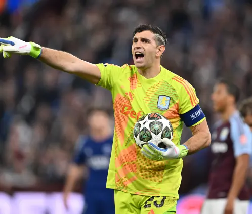 El Dibu Martínez habría decidido seguir en Europa, rechazando ofertas de Arabia Saudita y de Rayados para jugar el Mundial de Clubes. Getty Images El Dibu Martínez habría decidido seguir en Europa, rechazando ofertas de Arabia Saudita y de Rayados para jugar el Mundial de Clubes. Getty Images